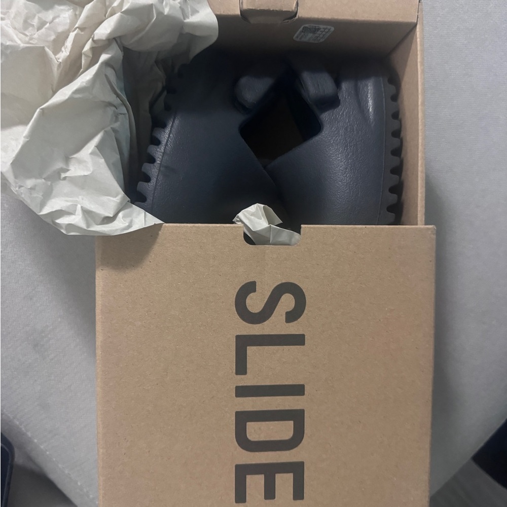 Yeezy slides infant 5k 100% authentic in good condition